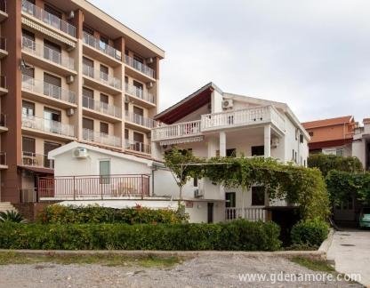 Apartmani Mira, Privatunterkunft im Ort Bečići, Montenegro - 81860112